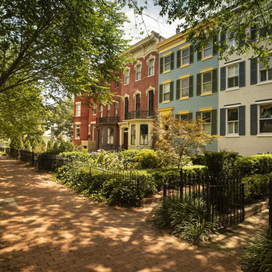 a group of townhouses in a nice outdoor neighborhood