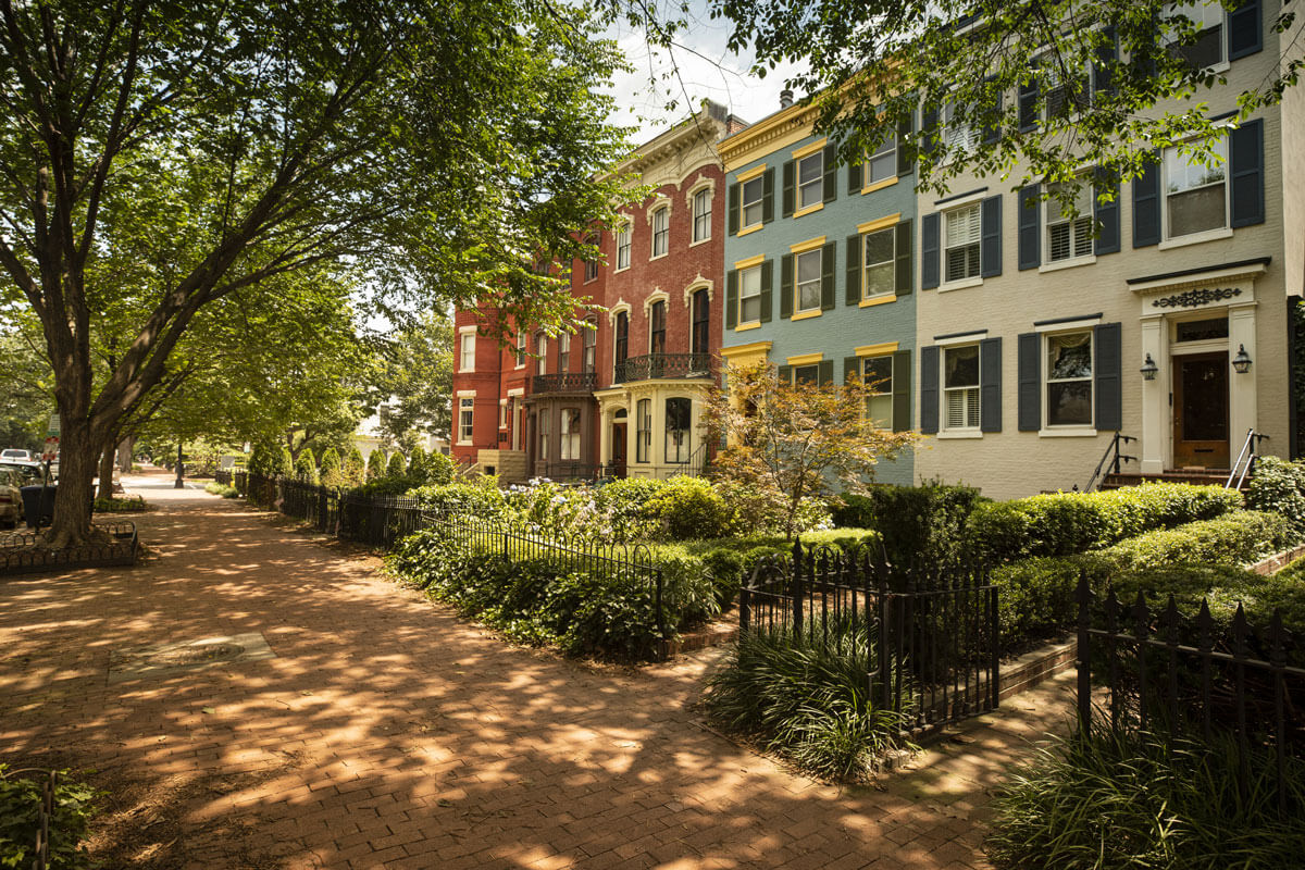 a group of townhouses in a nice outdoor neighborhood