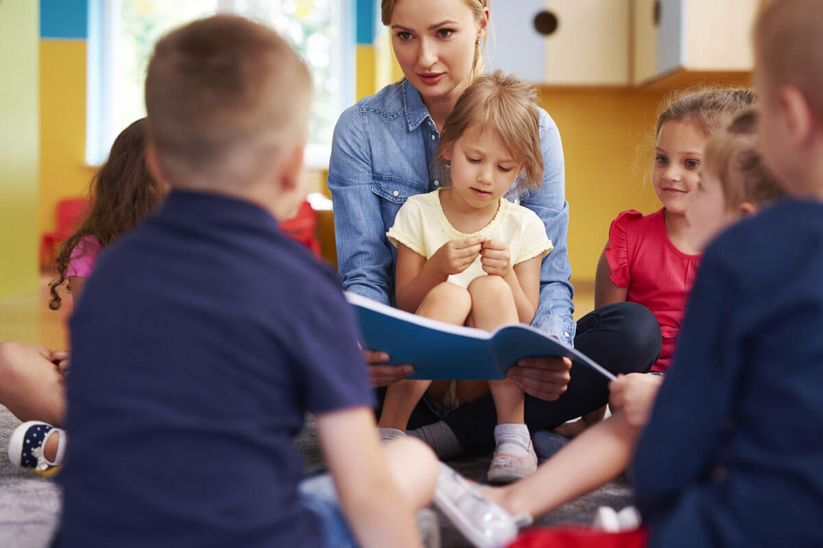 a group of young children reading